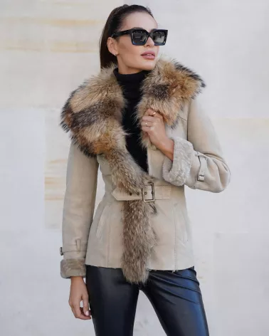 Sale | Beige sheepskin coat with raccoon fur collar