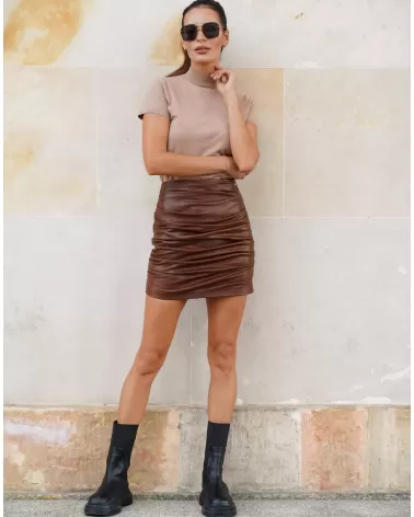 Cognac leather skirt fastened with a zipper at the back