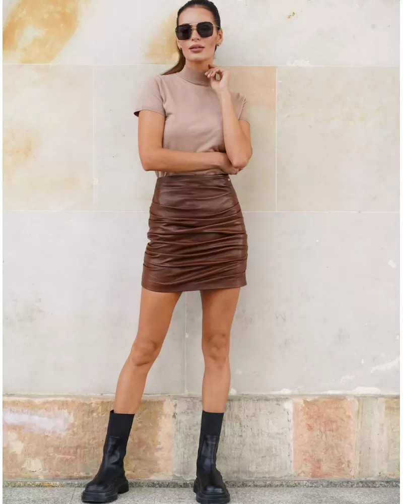 Cognac leather skirt fastened with a zipper at the back